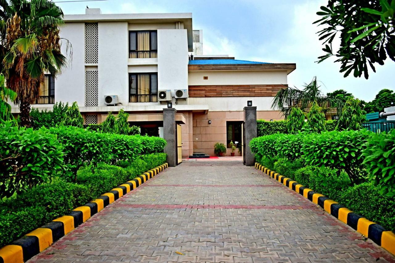 When In Gurgaon - Service Apartments, Next To Artemis Hospital Exterior photo